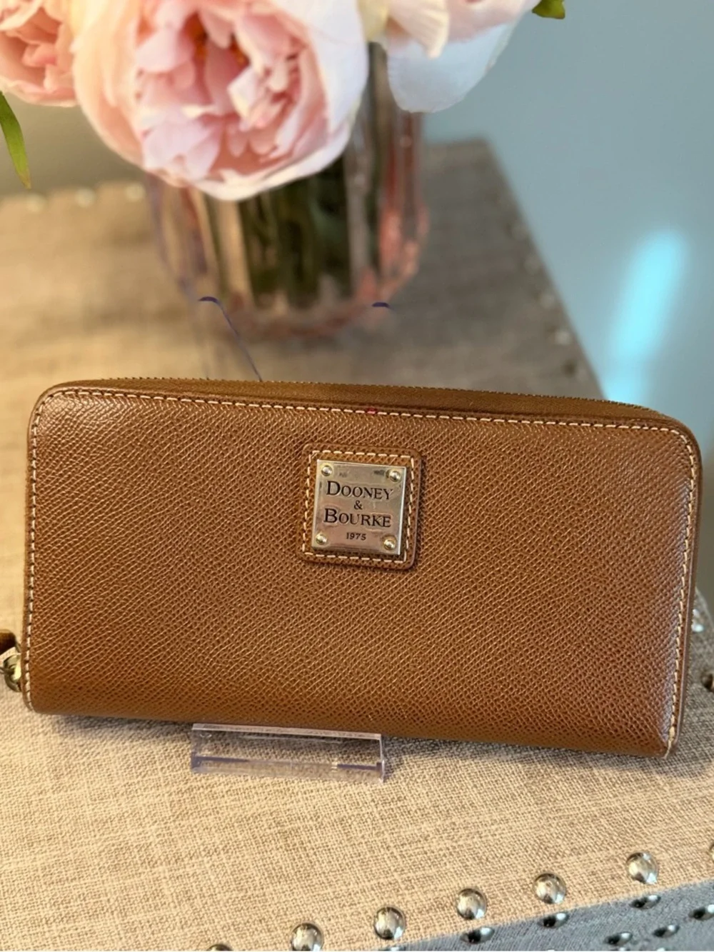 Dooney & Bourke EUC Vintage Saddle Leather Zip-Around Wallet in Camel Brown